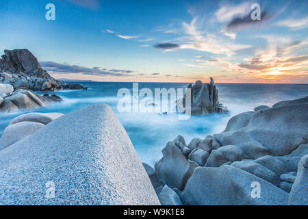 Onde che si infrangono sugli scogli levigati del Capo Testa Penisola, da Santa Teresa di Gallura, Sardegna, Italia, Mediterraneo, Europa Foto Stock