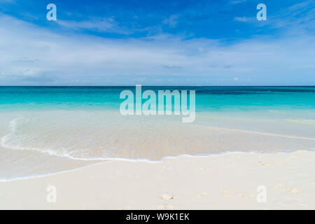 Le acque turchesi e bianchi sulla sabbia del world class Shoal Bay East Beach, Anguilla britannico territorio oltreoceano, West Indies, dei Caraibi e America centrale Foto Stock