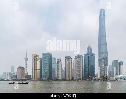 Distretto Finanziario di Pudong e il fiume Huangpu visto dal Bund, Shanghai, Cina. La Shanghai Tower è sulla destra e la Oriental Pearl Tower sulla sinistra. Foto Stock