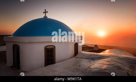 Chiesa di sunrise, Pyrgos Village, SANTORINI, CICLADI, isole greche, Grecia, Europa Foto Stock