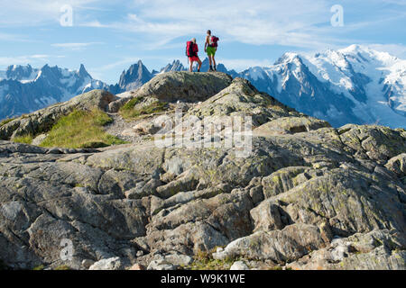 Mont Blanc gamma visto da di La Tour du Mont Blanc percorso di trekking nei pressi di Lac Blanc nelle Alpi francesi, Haute Savoie, Auvergne-Rhone-Alpes, in Francia, in Europa Foto Stock