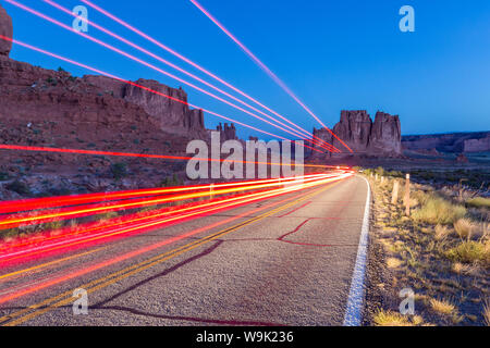 Luci auto, Arches National Park, Moab, Utah, Stati Uniti d'America, America del Nord Foto Stock