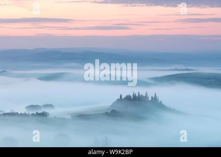 Podere Belvedere e la nebbia di sunrise, San Quirico d'Orcia, Val d'Orcia, Sito Patrimonio Mondiale dell'UNESCO, Toscana, Italia, Europa Foto Stock