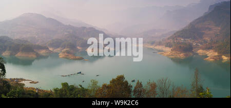 Panorama del Lago Shiqiao del Carso Wulong parco geologico, Sito Patrimonio Mondiale dell'UNESCO, Wulong county, Chongqing, la Cina, Asia Foto Stock