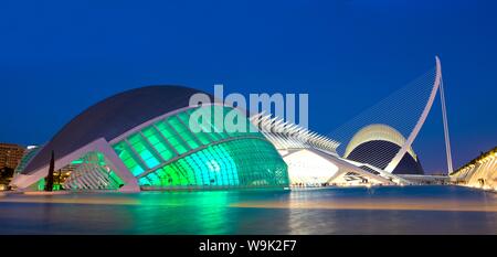 L'Hemisferic, El Museu de les Ciencies Filepe Principe e l'Agora illuminata di notte presso la Città delle Arti e delle Scienze di Valencia, Spagna Foto Stock