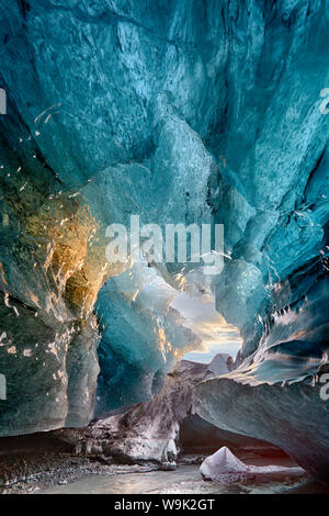 Vista dentro una caverna di ghiaccio sotto il sud ghiacciaio Vatnajokull, acquisite a sunrise, vicino a Jokulsarlon, Islanda Foto Stock