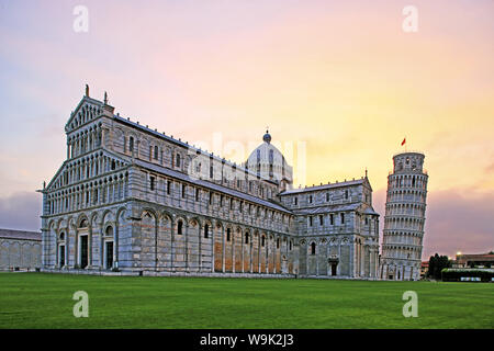 Il Campo dei Miracoli con il Duomo di Santa Maria Assunta e la Torre Pendente, Sito Patrimonio Mondiale dell'UNESCO, Pisa, Toscana, Italia, Europa Foto Stock