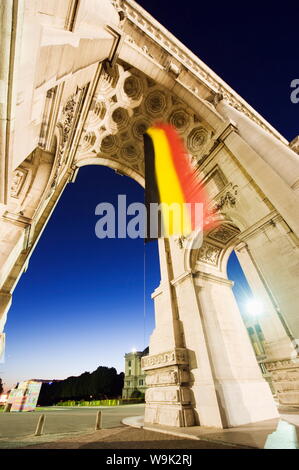 Arcade du Cinquantenaire, arco costruito nel 1880 per celebrare i 50 anni di indipendenza Belga, illuminata di notte, Bruxelles, Belgio, Europa Foto Stock