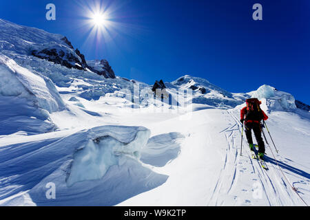 Ski tourer sul Mont Blanc, Chamonix, Rhone Alpes, Haute Savoie, sulle Alpi francesi, Francia, Europa Foto Stock