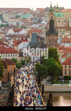 Charles Bridge, Praga, Sito Patrimonio Mondiale dell'UNESCO, Boemia, Repubblica Ceca, Europa Foto Stock