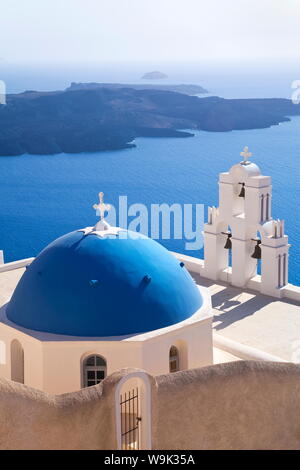 Campanile della Chiesa Ortodossa che si affaccia sulla caldera a Fira, Santorini (Thira), Isole Cicladi, il Mare Egeo e le isole greche, Grecia, Europa Foto Stock