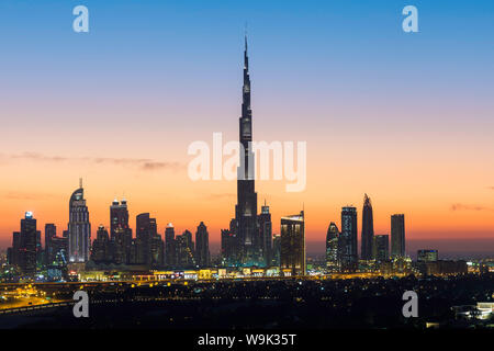 Vista in elevazione del nuovo skyline di Dubai e Burj Khalifa, architettura moderna e grattacieli su Sheikh Zayed Road, Dubai, Emirati Arabi Uniti Foto Stock