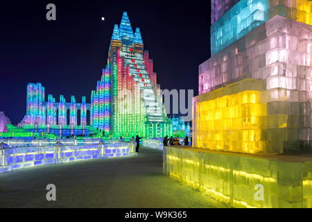 Illuminato spettacolari sculture di ghiaccio a Harbin Ice e Snow Festival di Harbin, Provincia di Heilongjiang, Cina e Asia Foto Stock