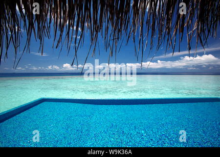 Piscina Infinity e laguna, Maldive, Oceano Indiano, Asia Foto Stock