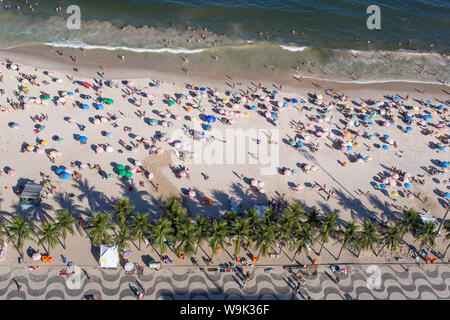 Sulla spiaggia di Copacabana, Rio de Janeiro, Brasile, Sud America Foto Stock