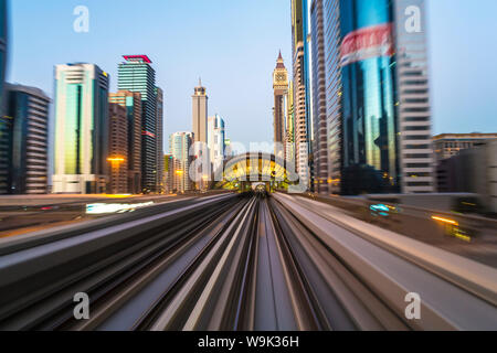 POV sulla moderna driverless Dubai rampa sopraelevata sistema di metropolitana, costeggiando la Sheikh Zayed Road, Dubai, Emirati Arabi Uniti, Medio Oriente Foto Stock