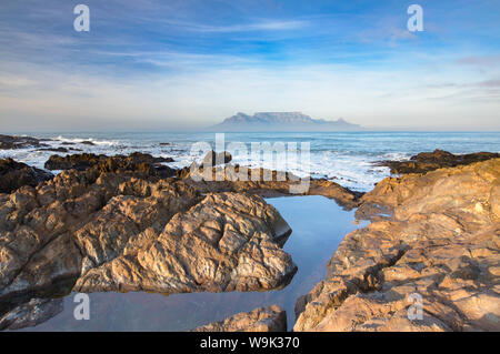 Vista della Table Mountain da Bloubergstrand, Cape Town, Western Cape, Sud Africa e Africa Foto Stock