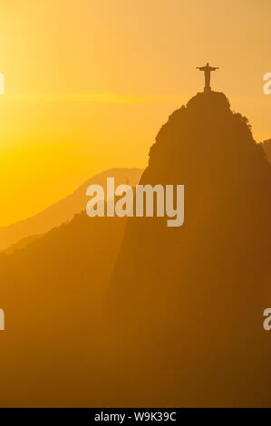 Vista dalla Sugarloaf della statua del Cristo Redentor sul Corcovado Rio de Janeiro, Brasile, Sud America Foto Stock