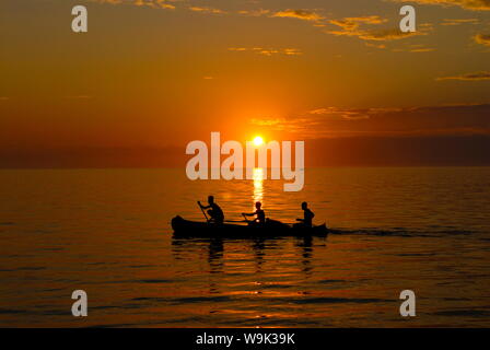 Persone canottaggio home al tramonto a Ifaty, nei pressi di Toliara, Madagascar, Oceano indiano, Africa Foto Stock