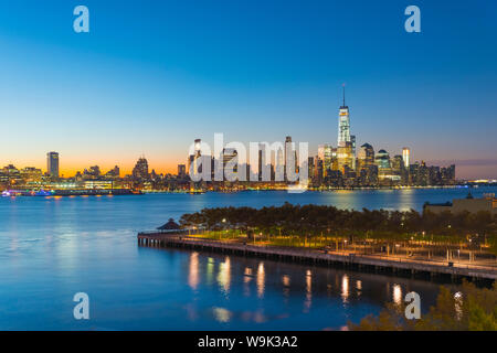 Manhattan, la parte inferiore di Manhattan e il World Trade Center, Freedom Tower a New York attraverso Fiume Hudson affacciato sul molo A Park, Hoboken, New Jersey, STATI UNITI D'AMERICA Foto Stock