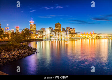 Vista della città e dello skyline di Vancouver Lookout Tower dal parco di granchio a Portside, Vancouver, British Columbia, Canada, America del Nord Foto Stock