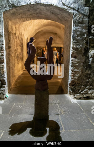 Mostra permanente di statue del famoso scultore ceco Olbram Zoubek in Litomysl Castello Galleria Vault Foto Stock