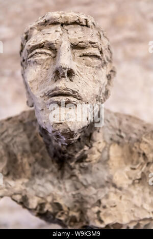 Mostra permanente di statue del famoso scultore ceco Olbram Zoubek in Litomysl Castello Galleria Vault Foto Stock