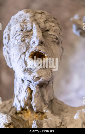 Mostra permanente di statue del famoso scultore ceco Olbram Zoubek in Litomysl Castello Galleria Vault Foto Stock