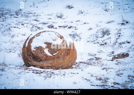 Grandi massi di rosso al Red Rock Coulee, Alberta, Canada in serata in una fredda giornata invernale Foto Stock