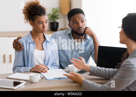 African American giovane avente finanziaria nella consultazione del consulente di Office Foto Stock