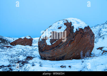 Grandi massi di rosso al Red Rock Coulee, Alberta, Canada in serata in una fredda giornata invernale Foto Stock