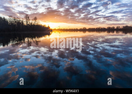 Una bellissima alba a Bray Lake, Maidenhead, Berkshire, Inghilterra, Regno Unito, Europa Foto Stock