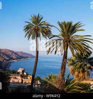 Spiaggia di Letojanni, Mazzeo la spiaggia e il Mare Ionio, Taormina, sulla costa orientale della Sicilia, Italia, Mediterraneo, Europa Foto Stock