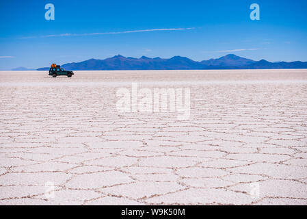 Un 4WD tour di Uyuni Saline (Salar de Uyuni), Uyuni, Bolivia, Sud America Foto Stock