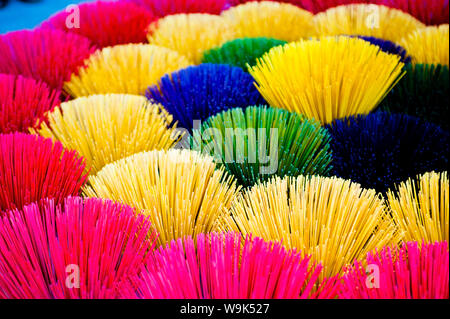 Colorato multicolore di bastoncini di incenso in tinta, Vietnam, Indocina, Asia sud-orientale, Asia Foto Stock