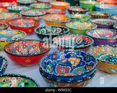 Turco colorate a mano di piastre in ceramica e bocce. Foto Stock