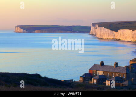 Sette sorelle da Birling Gap al tramonto, South Downs National Park, East Sussex, England, Regno Unito, Europa Foto Stock