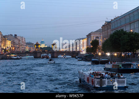 Fontanka river embankment durante le notti bianche, San Pietroburgo, Russia Foto Stock