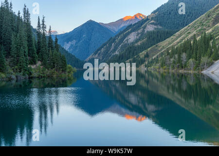 Kolsay Lago alla mattina presto, Tien Shan montagne, in Kazakistan e in Asia Centrale, Asia Foto Stock
