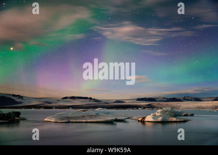 Aurora boreale (Northern Lights) oltre Jokulsarlon laguna glaciale, Islanda, regioni polari Foto Stock