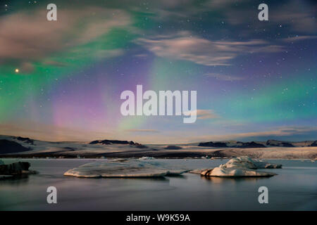 Aurora boreale (Northern Lights) oltre Jokulsarlon laguna glaciale, Islanda, regioni polari Foto Stock