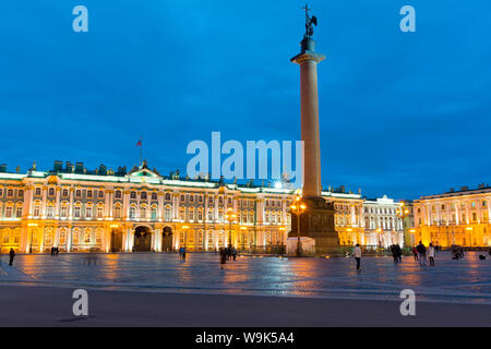 La piazza del palazzo con la colonna di Alexander e il Palazzo d'inverno dello Stato Museo Hermitage illuminata di notte, UNESCO, San Pietroburgo, Russia Foto Stock