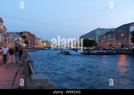 Fontanka river embankment durante le notti bianche, San Pietroburgo, Russia Foto Stock