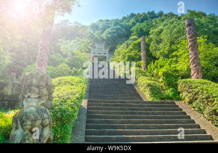 Passi fiancheggiata da colonne in pietra e Qi Ling Lions che conduce verso una porta di pietra, Zhejiang, Cina e Asia Foto Stock