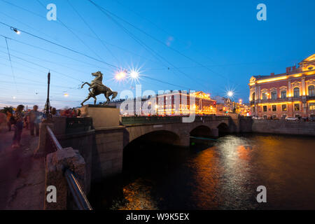 "Il domatore dei cavalli" sul ponte Anichkov durante le notti bianche - il più antico e famoso ponte di San Pietroburgo, Russia Foto Stock