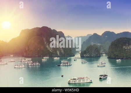 Barche sulla baia di Halong al tramonto, Sito Patrimonio Mondiale dell'UNESCO, Vietnam, Indocina, Asia sud-orientale, Asia Foto Stock