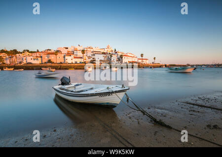 I colori del tramonto sul villaggio di pescatori di Ferragudo, Portimao Algarve, Lagoa distretto di Faro, Portogallo, Europa Foto Stock