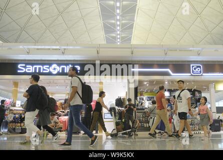 Hong Kong, Cina. 14 Ago, 2019. I passeggeri sono visti all'Aeroporto Internazionale di Hong Kong a Hong Kong, Cina del Sud, 14 agosto 2019. Autorità aeroportuale di Hong Kong ha detto Mercoledì precedente che ha ottenuto un provvedimento cautelare a trattenere le persone da illegalmente e intenzionalmente ostruendo o interferire con il corretto uso dell'aeroporto. Credito: Wang Shen/Xinhua/Alamy Live News Foto Stock