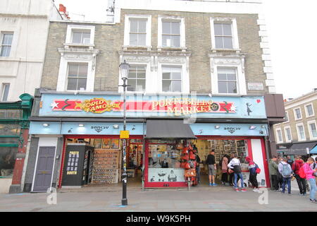 La gente visita del Mercato di Portobello Road negozio di antiquariato London REGNO UNITO Foto Stock