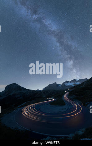 Via Lattea e luci di auto, tracce del Bernina, Valle di Poschiavo, Engadina nel Cantone dei Grigioni, Svizzera, Europa Foto Stock